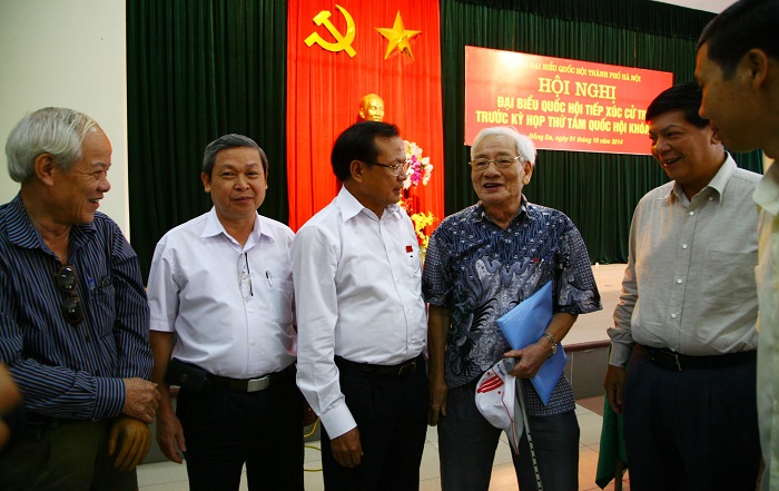 Bứ thư Thành uỷ trao đổi với các cử tri. 